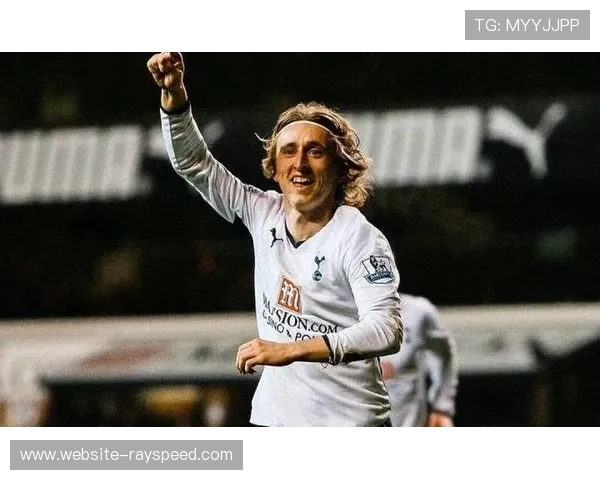 终场哨响，克罗地亚老将莫德里奇跪地掩面告别安菲尔德